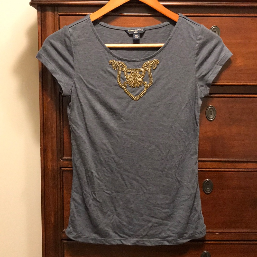 Banana Republic grey t-shirt with gold beads. XSP